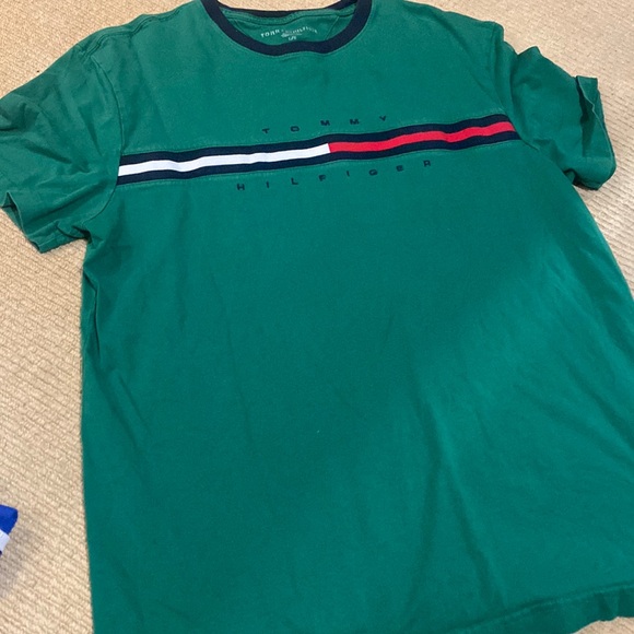 4/$10✨ Tommy Hilfiger T-shirt - Picture 1 of 2
